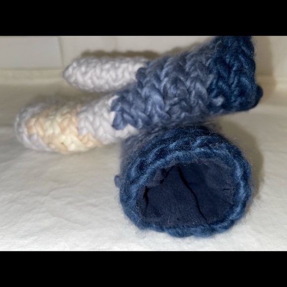 Universal Thread Knitted Mittens - Picture 4 of 4